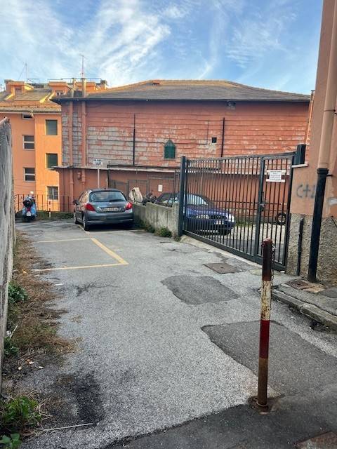 Box / garage a Genova in Via Gian Battista Gaulli, 21 - Foto 2