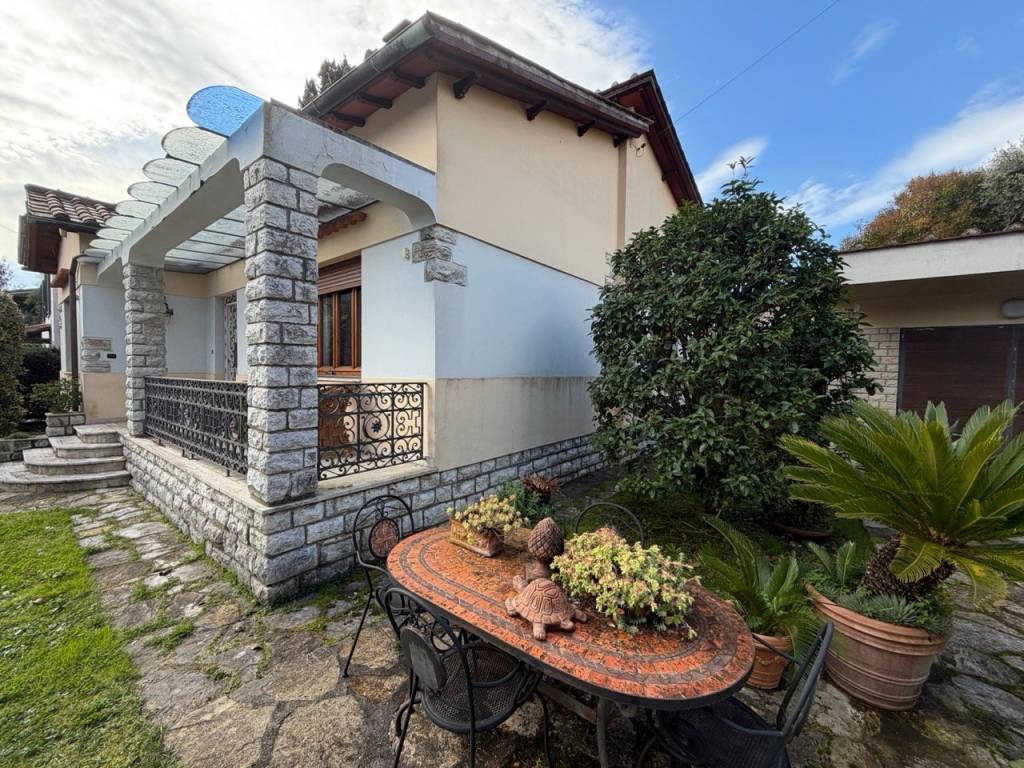 Villa a Lucca in Via della Chiesa di Sant'Angelo - Foto 3