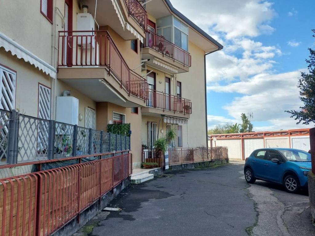Appartamento a San giovanni la punta in Via Santissimo Crocifisso - Foto 2