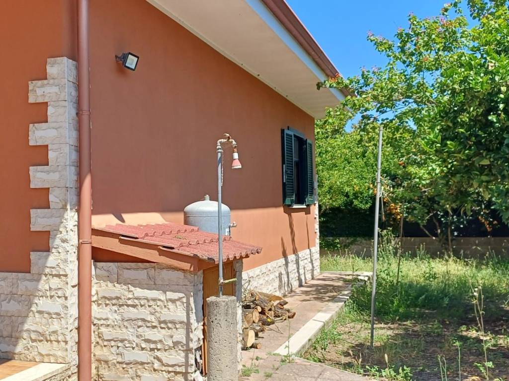 Villa a Aprilia in Via Amatore Sciesa - Foto 4