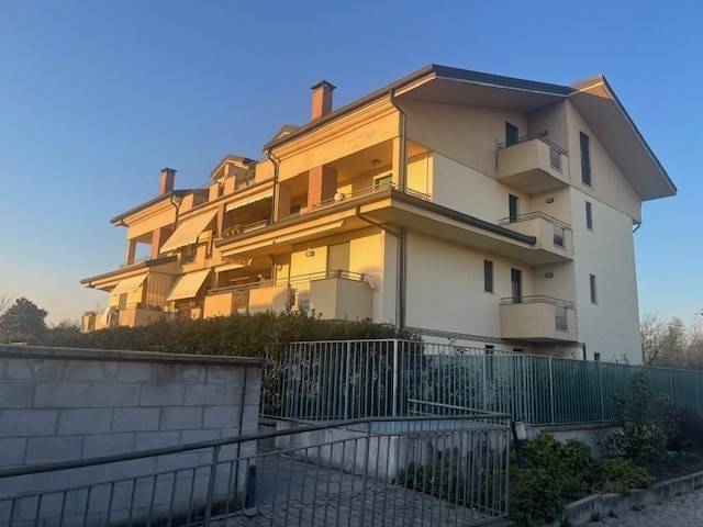 Appartamento a Parabiago in VIA RESEGONE, 68 - Foto 2