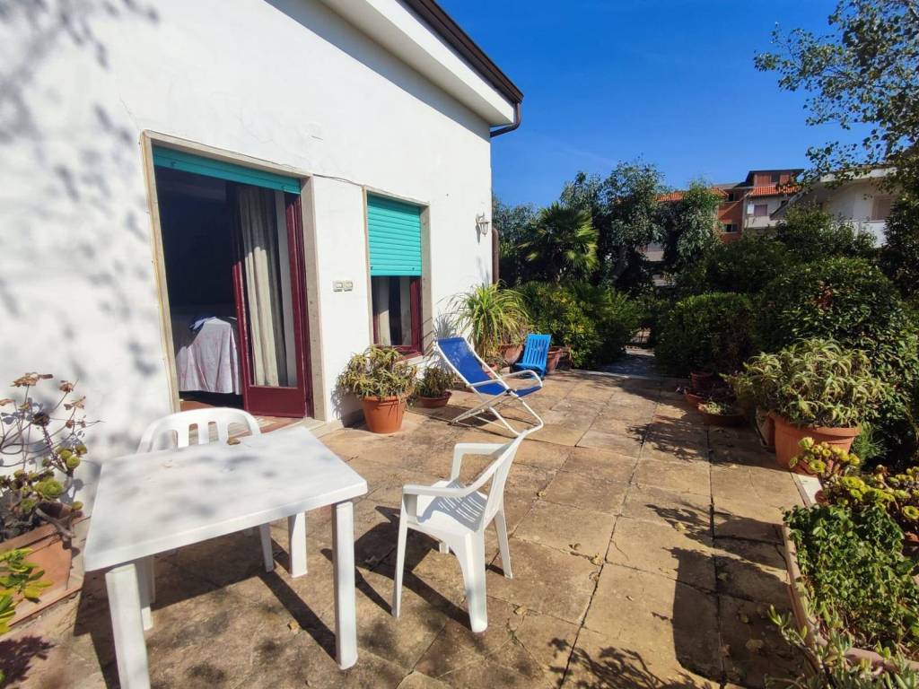 Villa a Minturno in Via Cristoforo Colombo, 143 - Foto 2