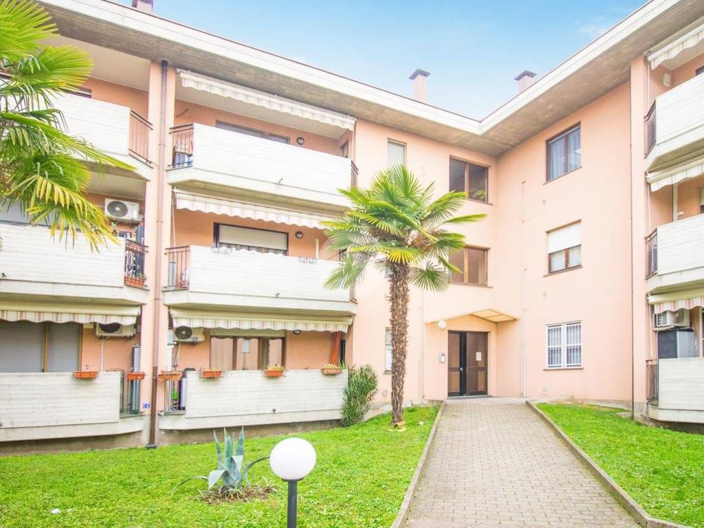 Appartamento a Garbagnate milanese in Via G. Falcone, 6 - Foto 2