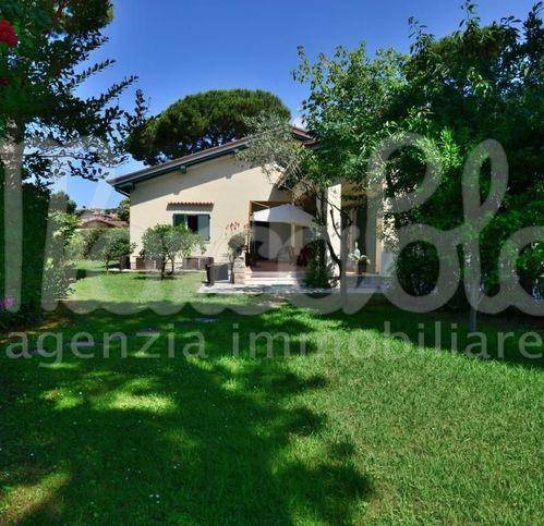 Villa a Forte dei marmi in Via Toscanini - Foto 2