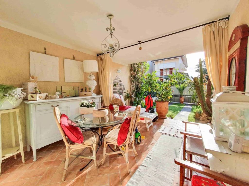 Villa a Forte dei marmi in Via Quartieri L., 47 - Foto 4