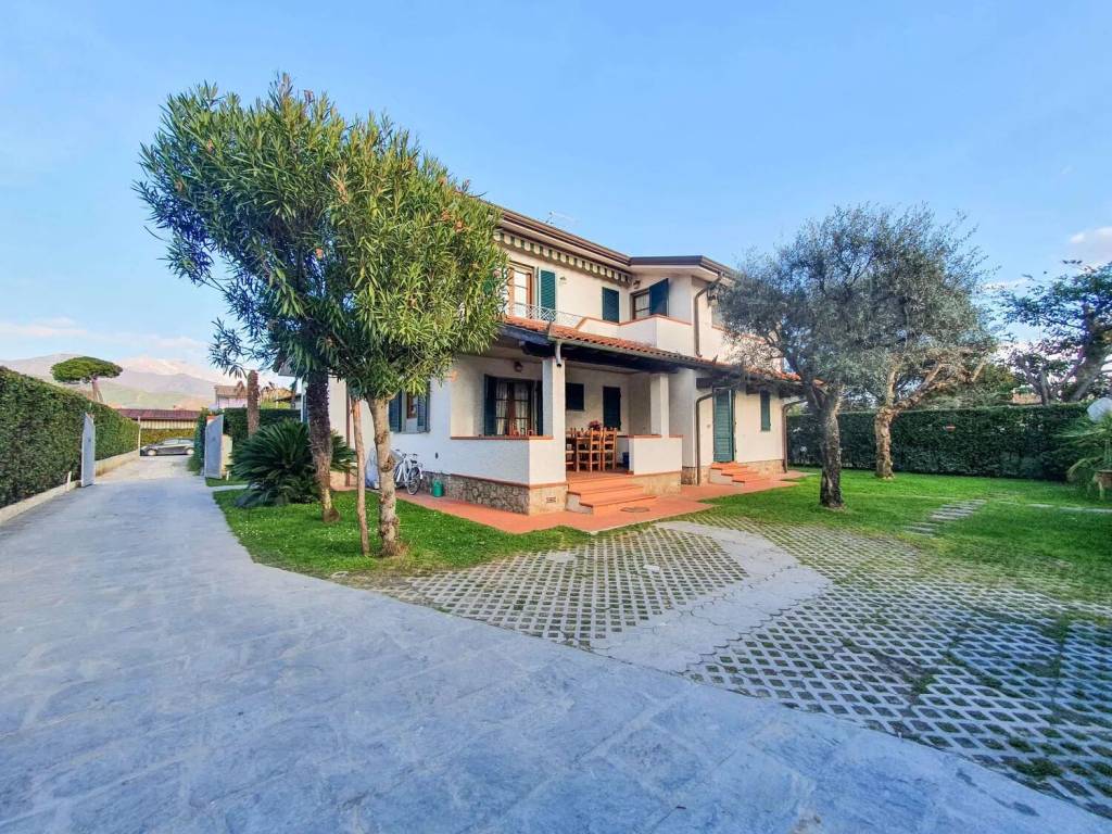 Villa a Forte dei marmi in Via Quartieri L., 41 - Foto 2