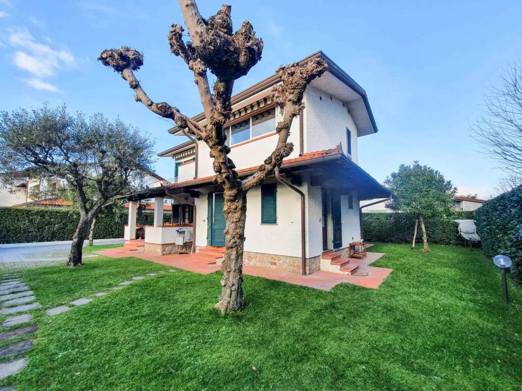 Villa a Forte dei marmi in Via Quartieri L., 41 - Foto 3