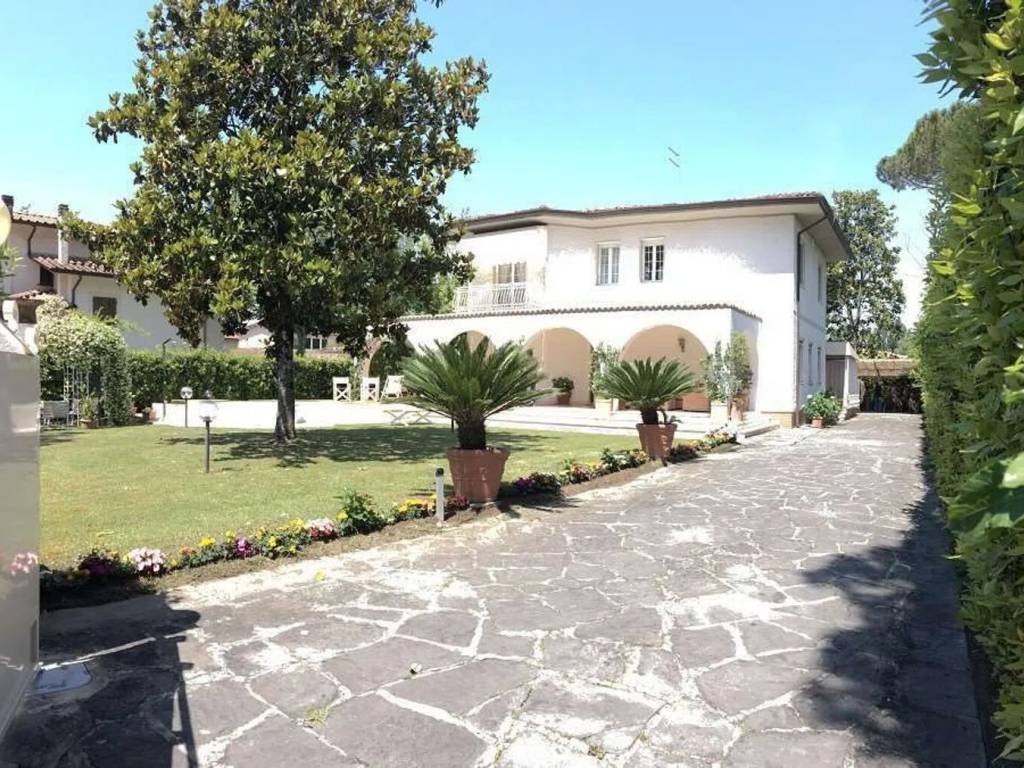 Villa a Forte dei marmi in Via Palmiro Togliatti, 40 - Foto 2