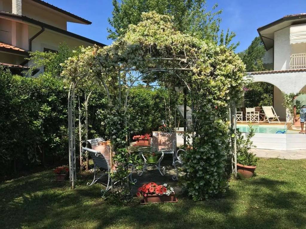 Villa a Forte dei marmi in Via Palmiro Togliatti, 40 - Foto 3