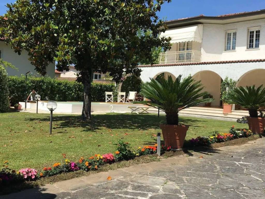 Villa a Forte dei marmi in Via Palmiro Togliatti, 40 - Foto 4