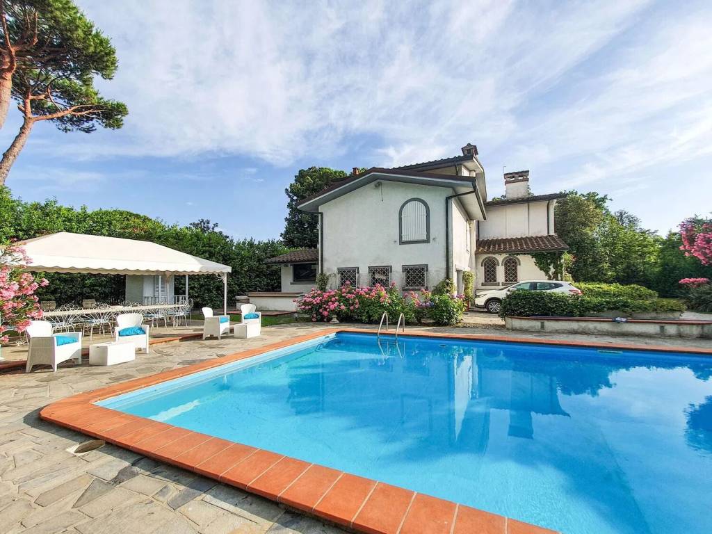 Villa a Forte dei marmi in Via San Francesco D'Assisi, 14 - Foto 2