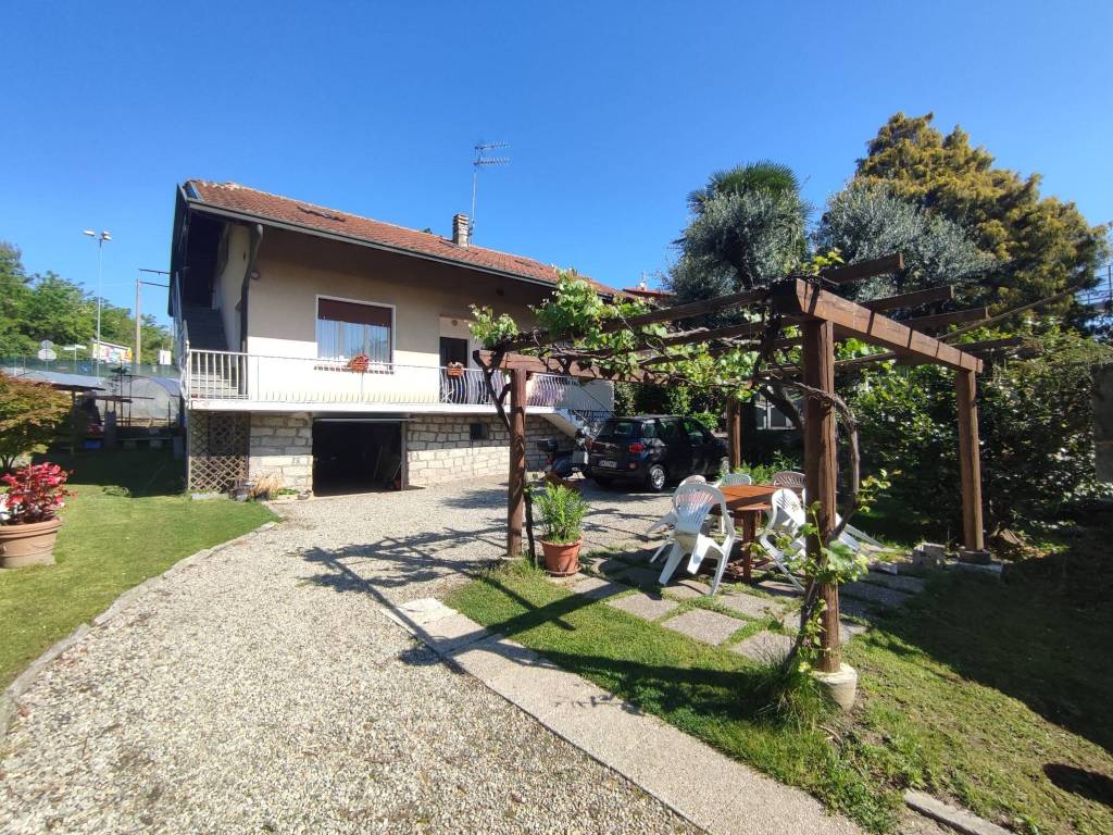 Casa indipendente a Baveno in Via Giulio Lavarini - Foto 2