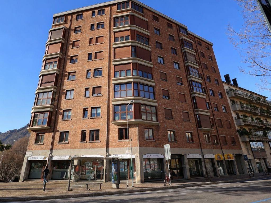 Appartamento a Lecco in Via Giuseppe Resinelli - Foto 2