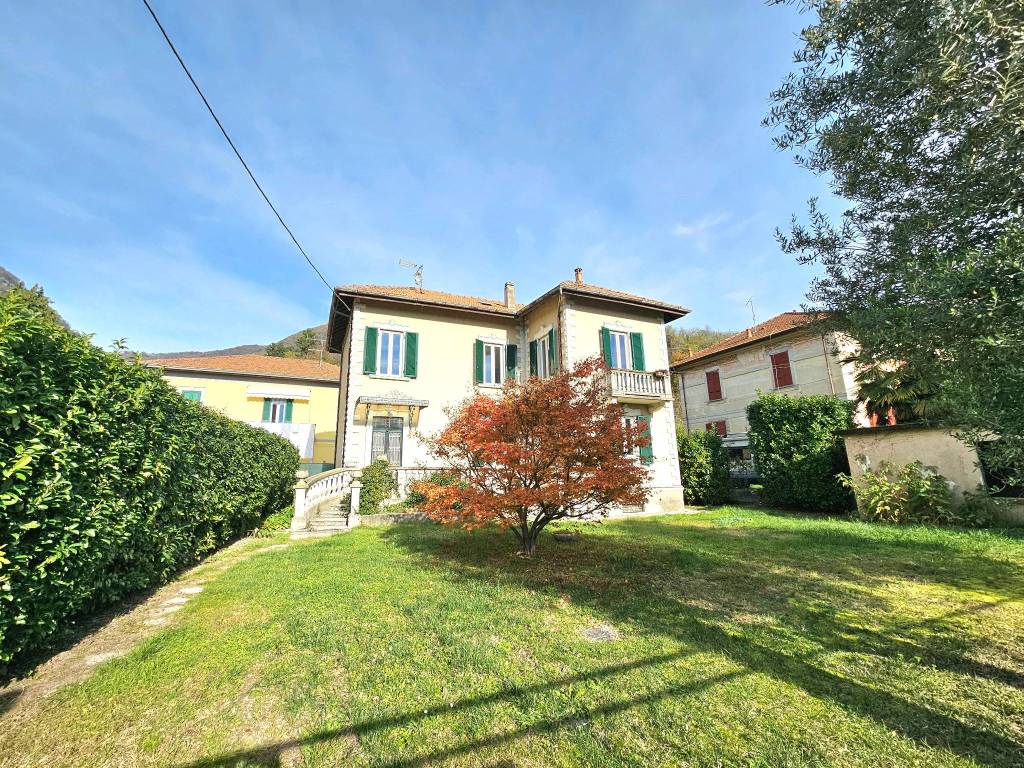 Villa a Cittiglio in Via Cesare Battisti, 6 - Foto 2