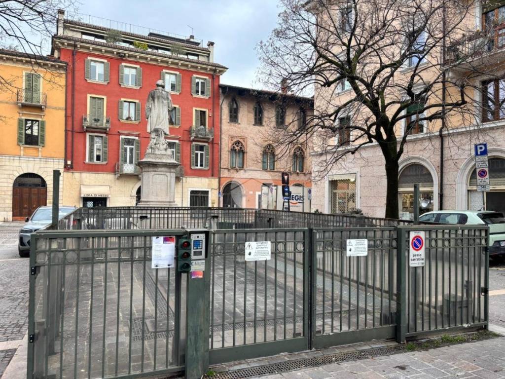 Box / garage a Verona in Piazza Santissimi Apostoli, 1 - Foto 2