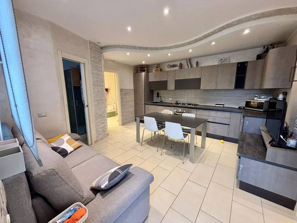 Villa a Pomezia in Via delle Begonie - Foto 2
