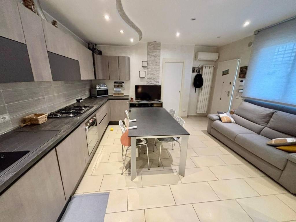 Villa a Pomezia in Via delle Begonie - Foto 3