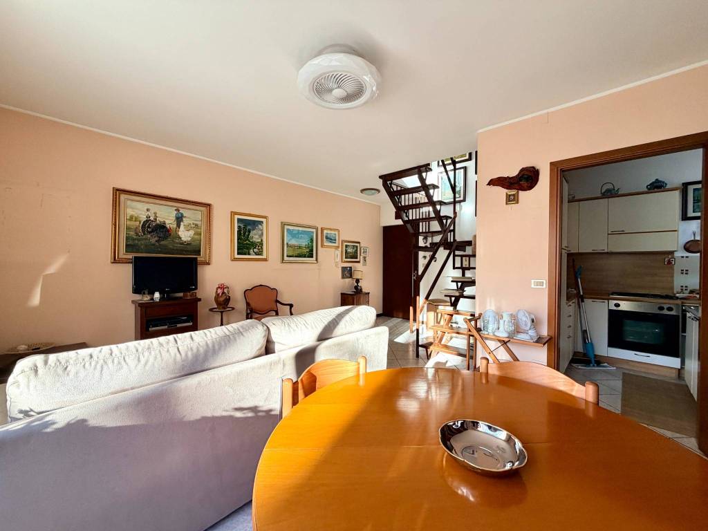 Appartamento a Arona in Via Gran Sasso d'Italia - Foto 5