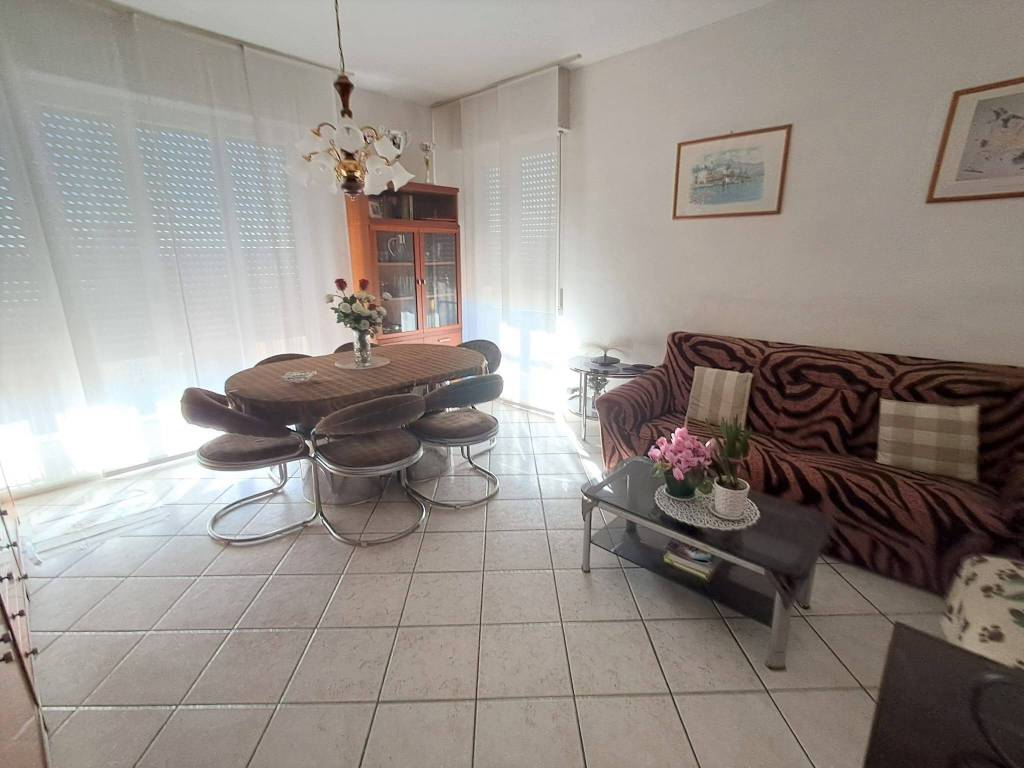 Appartamento a Cantù in Via Montello, 39 - Foto 2