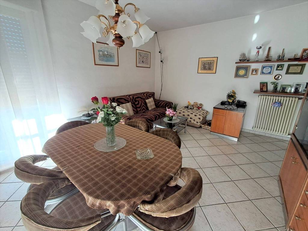 Appartamento a Cantù in Via Montello, 39 - Foto 3