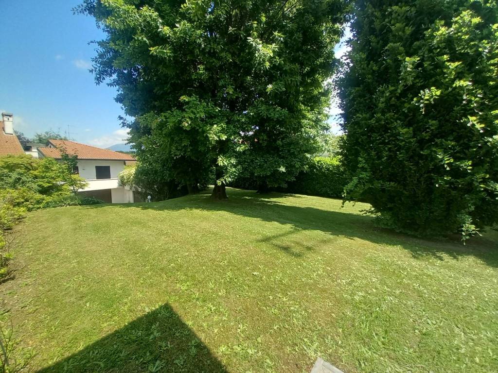 Villa a Inverigo in Via Trento, 30 - Foto 2