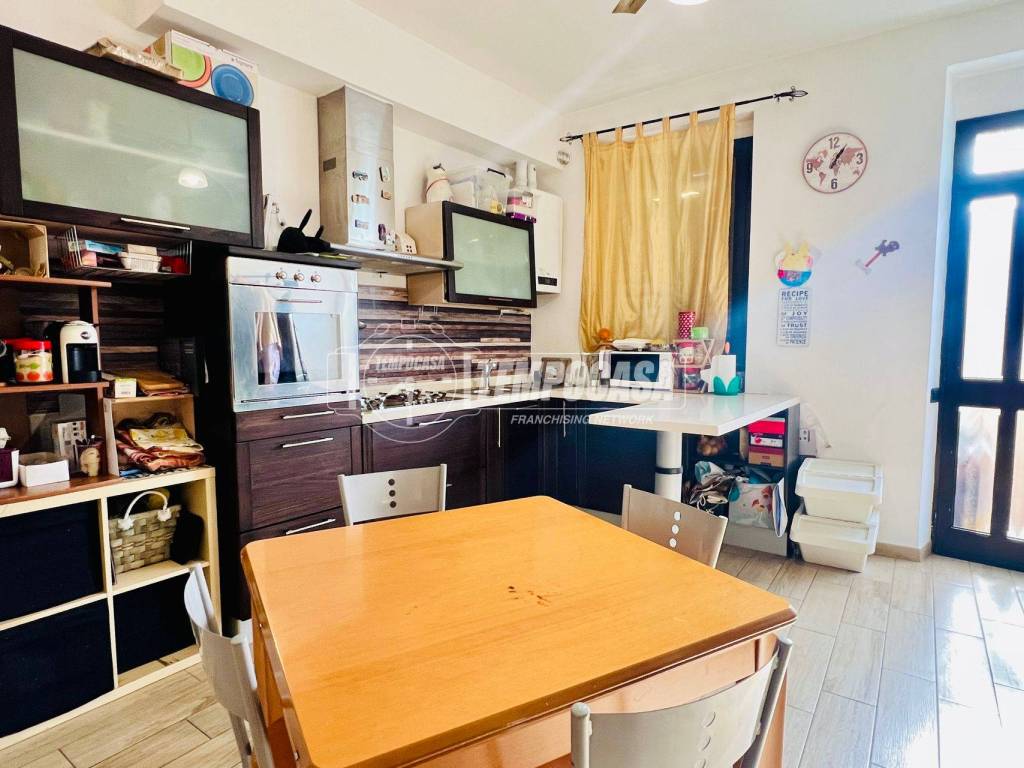 Appartamento a Lonate pozzolo in Via Vittorio Veneto, 27 - Foto 2