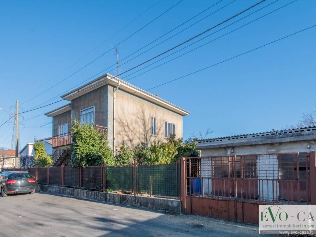 Villa a Gallarate in Via Giuseppe Giusti, 51 - Foto 3