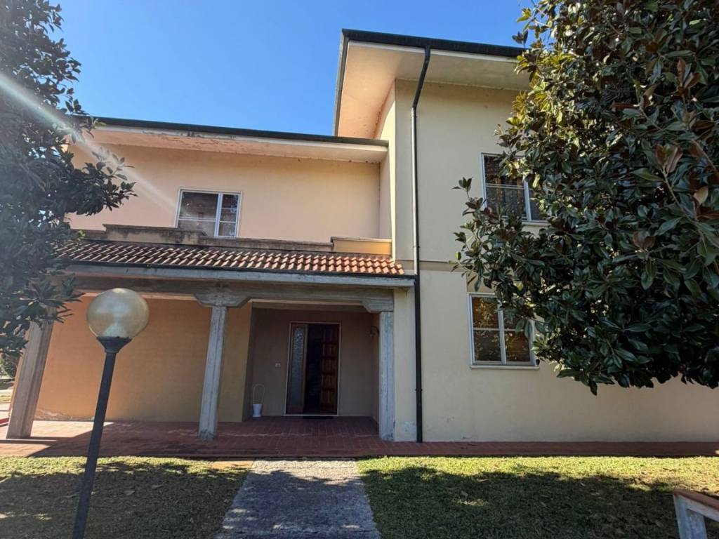 Villa a Borgo virgilio in Via Isabella d'Este, 2 - Foto 3