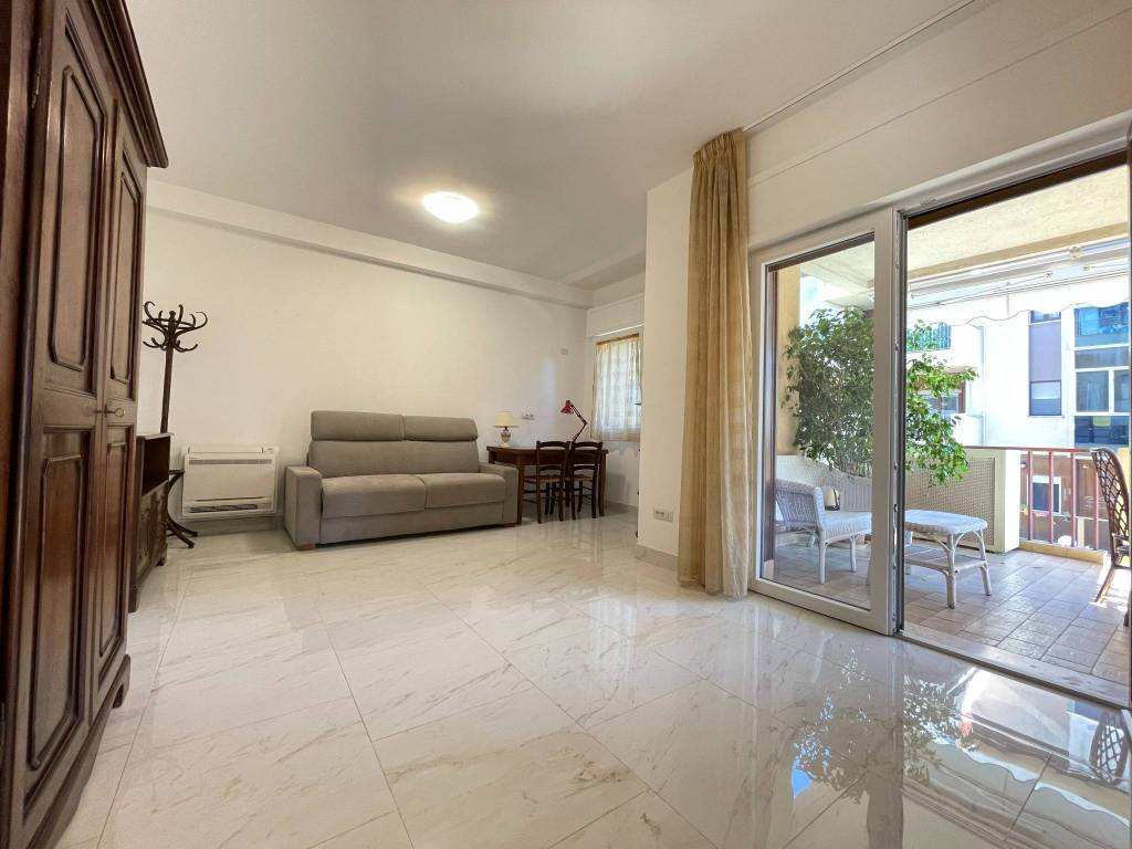 Appartamento a Cagliari in Via Enrico Besta, 11 - Foto 4