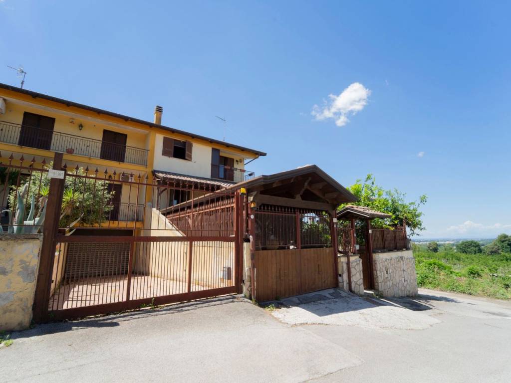 Villa a Giugliano in campania in VIA VICINALE MASSERIA CANOSA, 51 - Foto 2