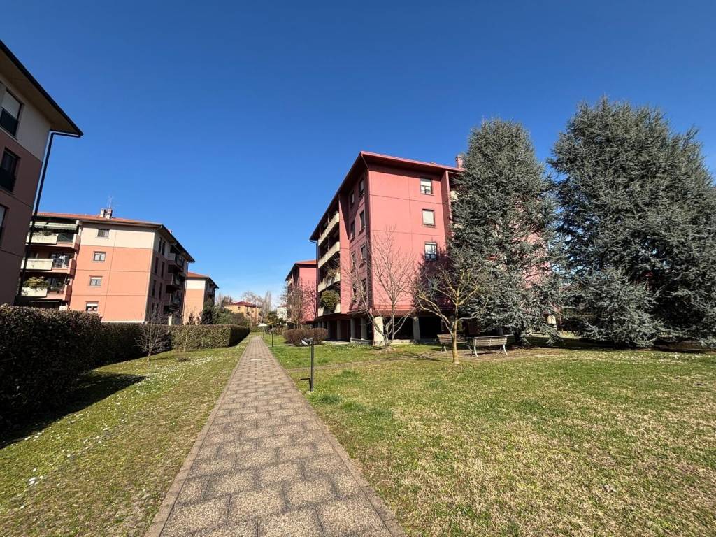 Appartamento a Limbiate in Via Monte Sabotino - Foto 2