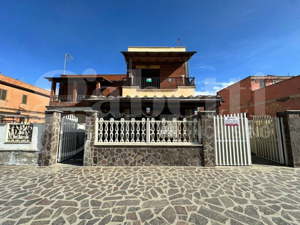 Appartamento a Pomezia in viale Spagna, 77 - Foto 4