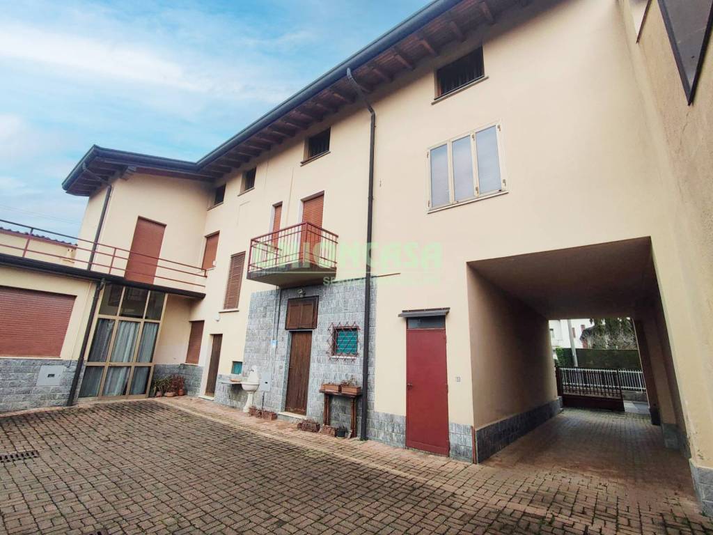 Villa a Venegono inferiore in Via 1 Maggio, 32 - Foto 2