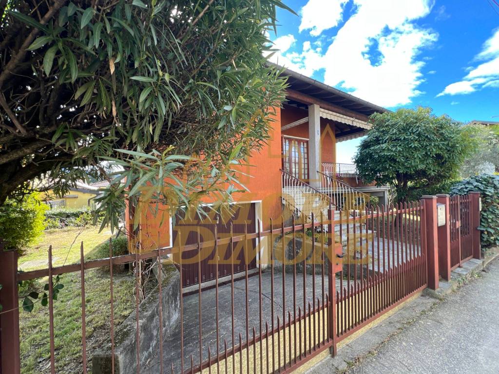 Villa a Maccagno con pino e veddasca in Via Gualtiero Berti, 3 - Foto 2