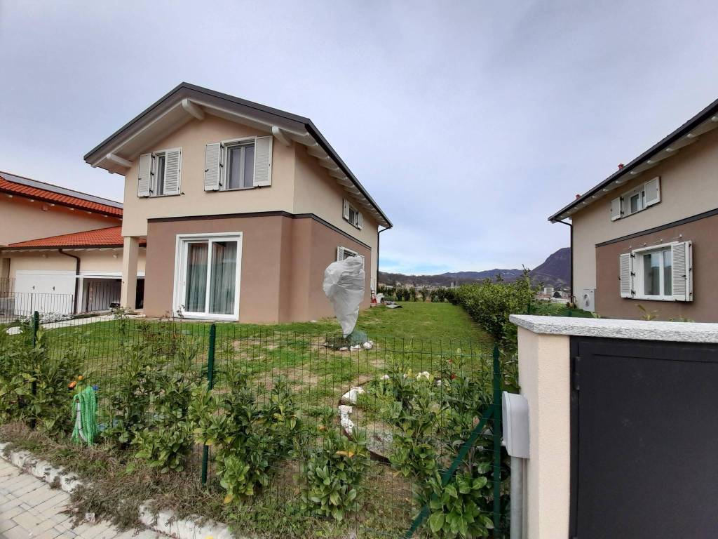 Villa a Borgosesia in Via Abate Salvatore Lirelli, 48 - Foto 2