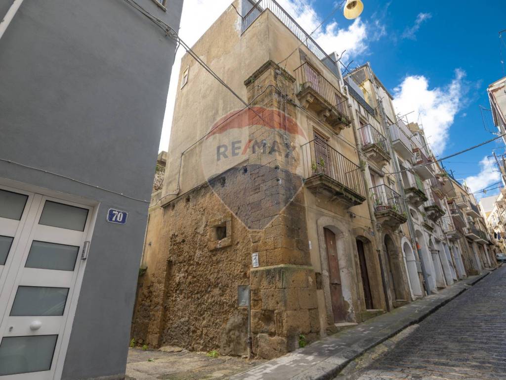 Casa indipendente a Caltagirone in VIA ALTOBASSO ACQUANUOVA, 66 - Foto 2