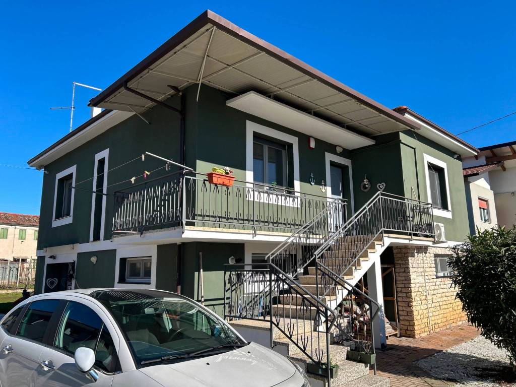 Villa a Lonigo in Via Madonna, 20 - Foto 2