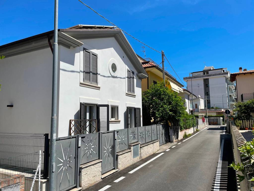 Casa indipendente a Alba adriatica in Via Marche, 12 - Foto 2