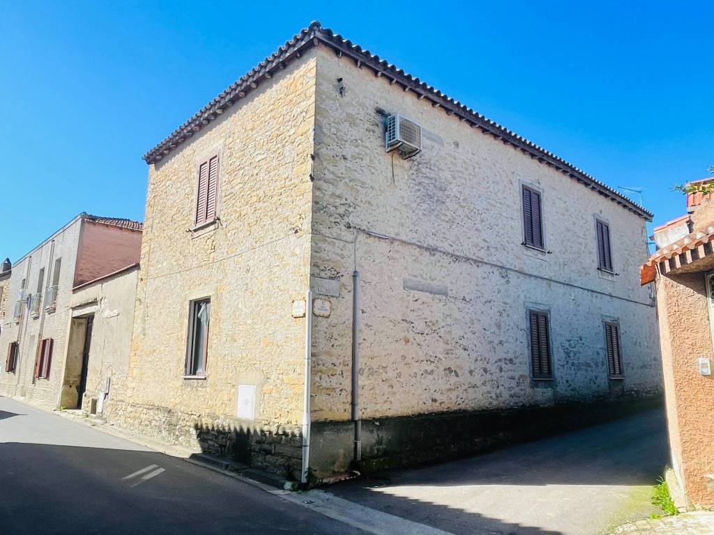 Casa indipendente a Villanovafranca in Via Regina Elena - Foto 2