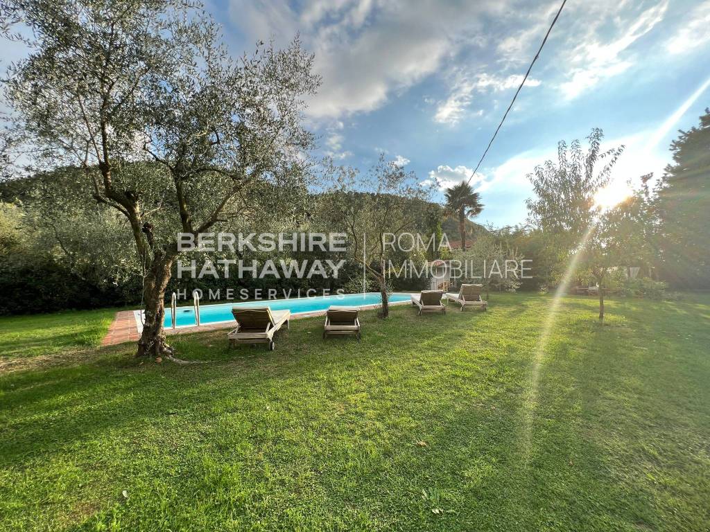 Villa a Pietrasanta in Via Valdicastello Carducci - Foto 2