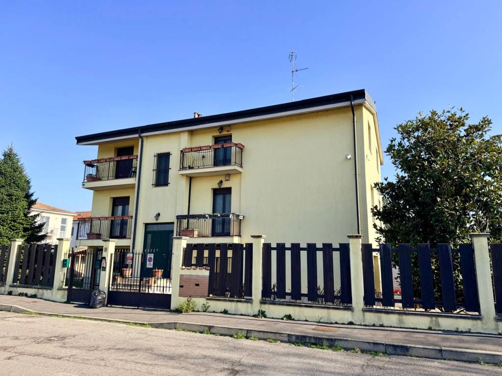 Villa a Zibido san giacomo in Via Montello, 5 - Foto 2