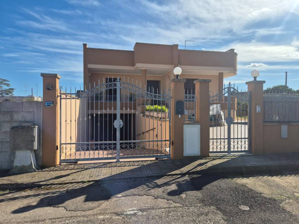 Villa a Carpignano salentino in Via Giuseppe Parini, 17 - Foto 3