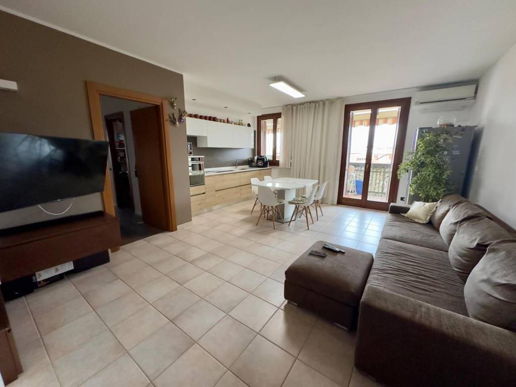 Appartamento a Giussano in Via Filippo Corridoni, 19 - Foto 4