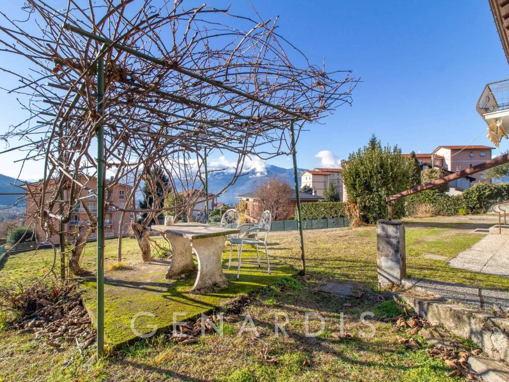 Villa a Luino in via al Pozzo 3 - Foto 2