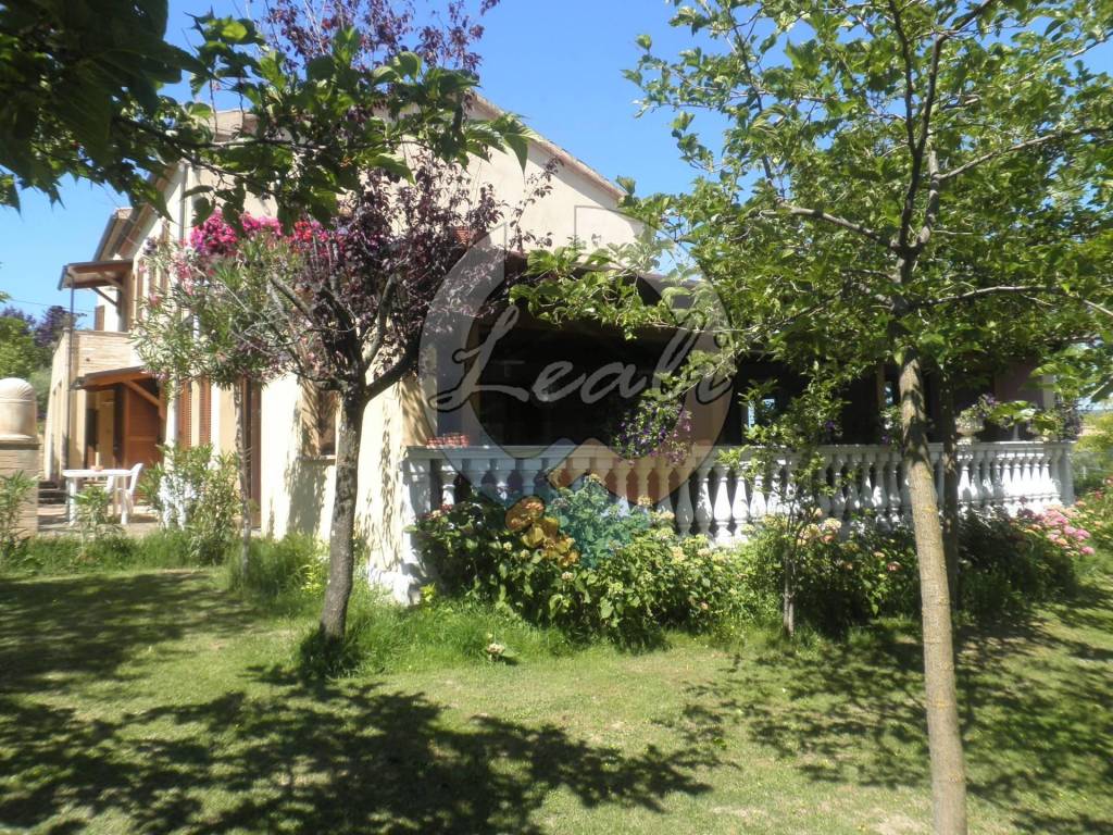 Villa a Camporotondo di fiastrone in C.DA CASENUOVE - Foto 2