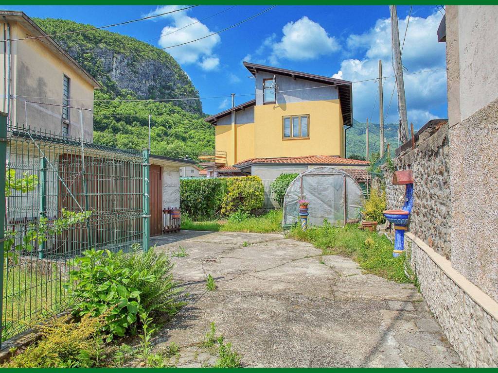 Villa a Bisuschio in Via Luigi Settembrini - Foto 4