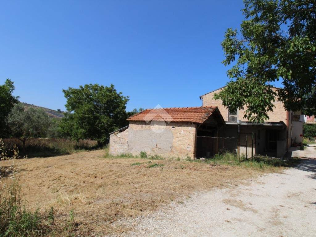 Casa indipendente a Campli in Via Santa Maria ad Eremo - Foto 2