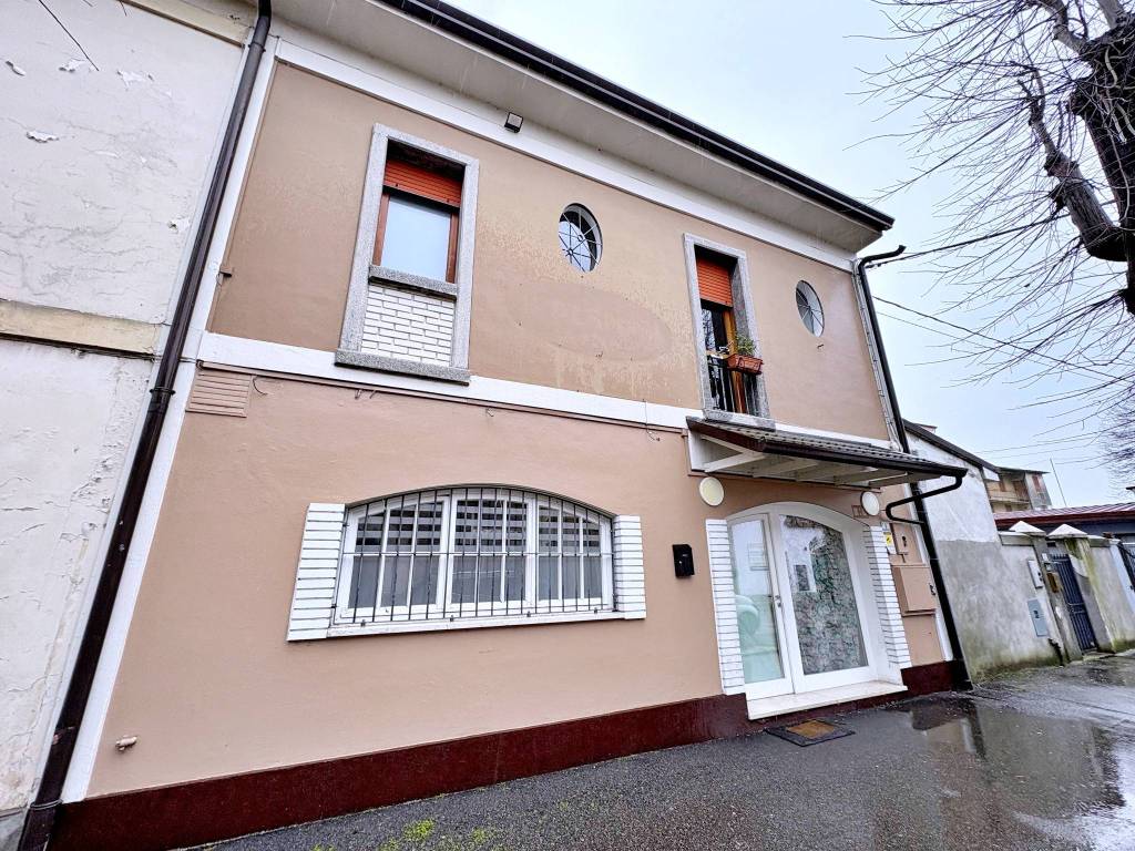Palazzo / stabile a Remedello in Via Giuseppe Garibaldi, 5 - Foto 2
