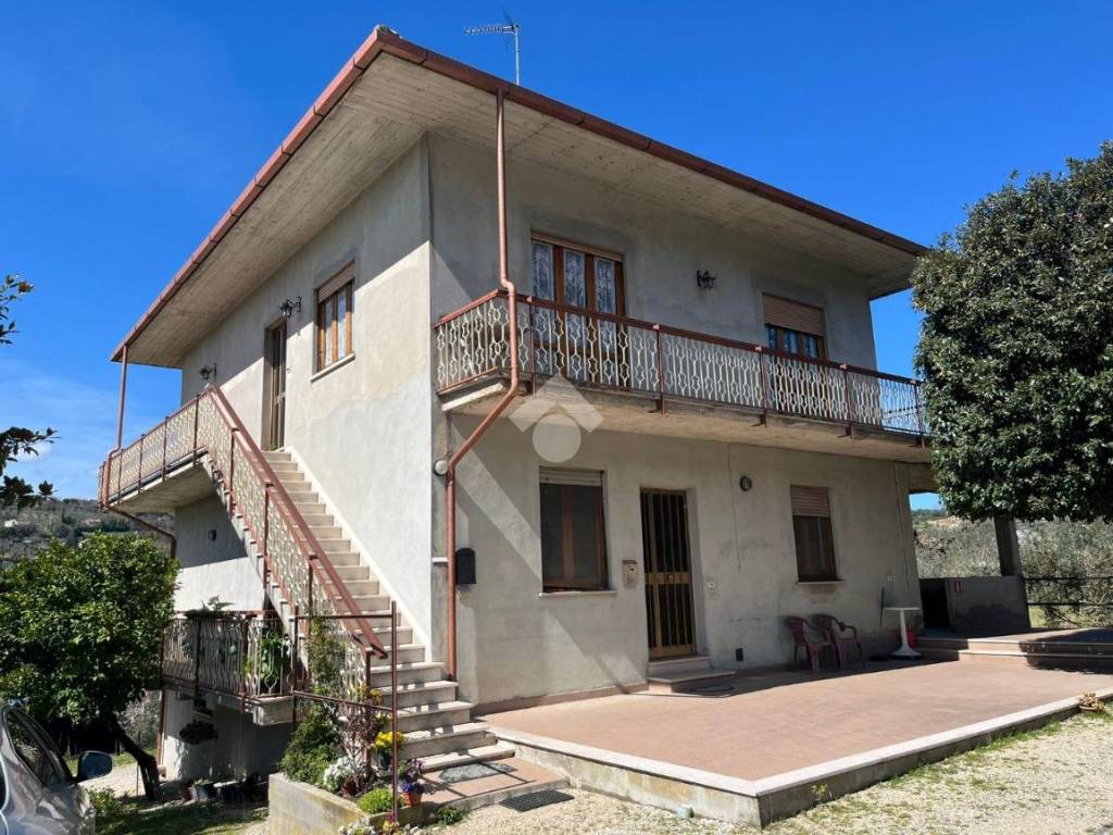 Villa a Amelia in STRADA SANTA MARIA DI CECANIBBIO, 10 - Foto 3