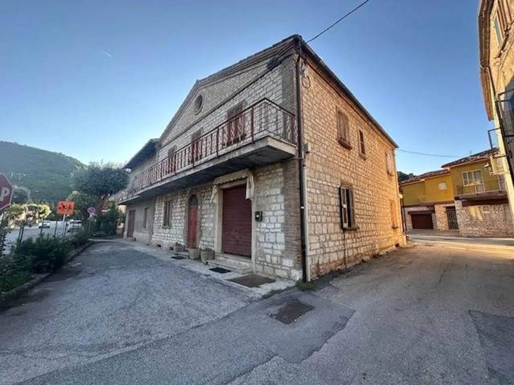 Villa a Frontone in Via Roma, 22 - Foto 2